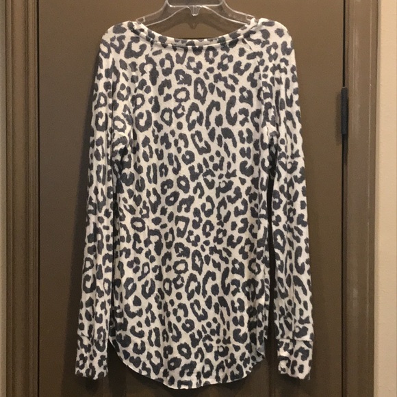 Leopard print pullover light weight material, adult XS excellent condition - Picture 5 of 5